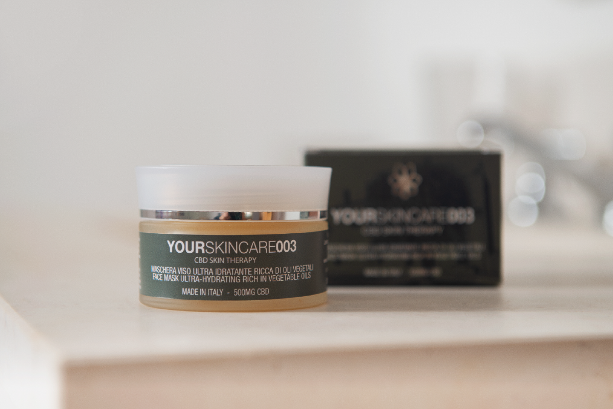Cosmetici con CBD | 4 Formule per la Pelle Stressata che rassodano, idratano e rinnovano la pelle Maschera Viso CBD Dorata Ultra Idratante